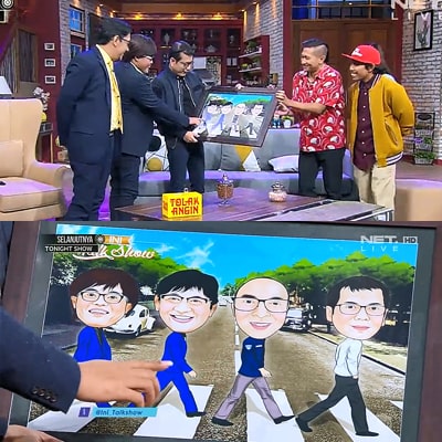 Tangkapan layar acara Ini Talkshow NET TV, Sule dan Andre memegang karikatur berbingkai berisi empat orang berjalan di zebra cross