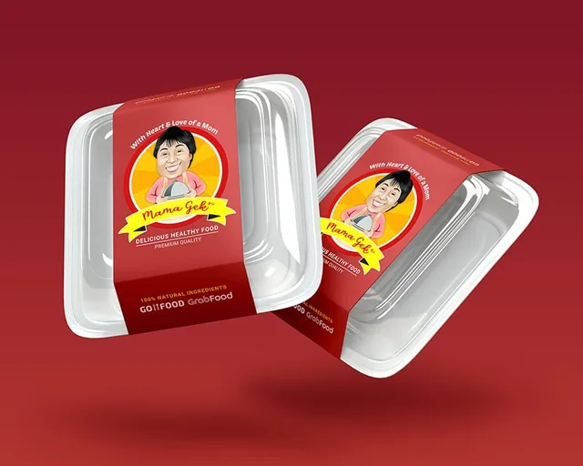 Dua kotak makan plastik dengan label merah bergambar karikatur ibu memegang panci, bertuliskan Mama Gek Delicious Healthy Food