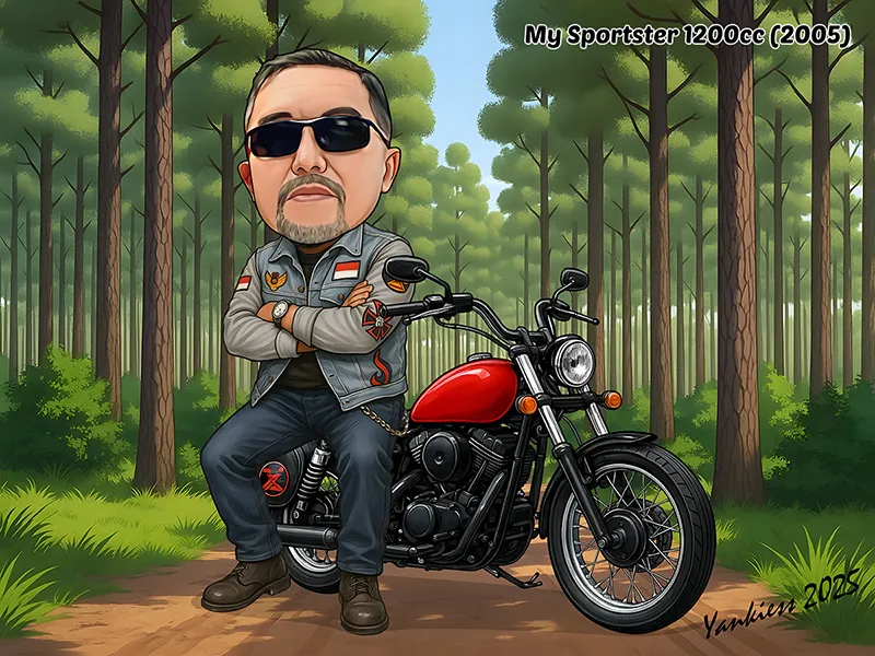 Karikatur pria berjaket denim tanpa lengan berhias emblem dan bendera merah putih, mengenakan kacamata hitam dan bersedekap sambil duduk di atas sepeda motor besar bertangki merah, dengan latar hutan pinus rindang.