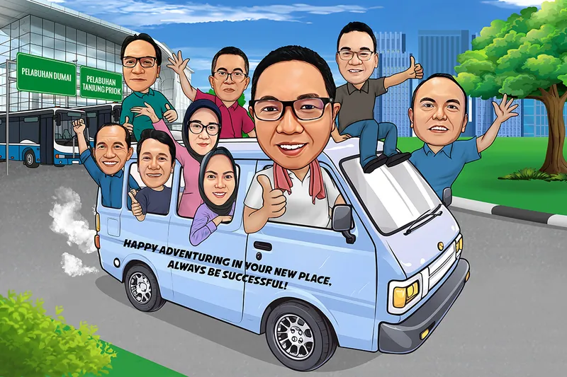 Karikatur seorang pria berkacamata sebagai tokoh utama berada di dalam mobil van biru muda bersama sejumlah rekan kerja pria dan wanita. Mereka menampilkan berbagai gestur ceria seperti melambaikan tangan, mengacungkan jempol, dan mengepalkan tangan. Latar menampilkan area terminal atau pelabuhan dengan bus, gedung, pepohonan, serta papan petunjuk menuju Pelabuhan Dumai dan Pelabuhan Tanjung Priok. Pada badan mobil terdapat tulisan Happy Adventuring in Your New Place, Always Be Successful!