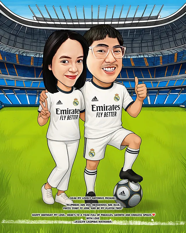 Karikatur sepasang kekasih mengenakan jersey putih klub sepak bola Eropa, perempuan merangkul dan membentuk tanda damai, pria mengacungkan jempol dengan satu kaki menginjak bola di atas rumput, dengan latar tribun stadion kosong bernuansa biru.