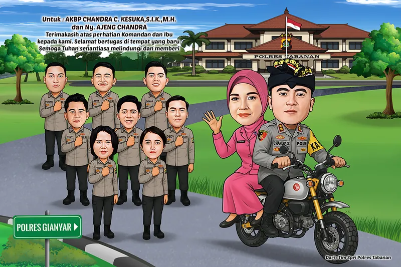 Karikatur kapolres berdestar khas Bali dan berompi jabatan mengendarai motor mini sambil memboncengkan istri berhijab merah muda, dengan delapan anggota berseragam cokelat berdiri di rumput dan papan penunjuk arah ke resor tujuan