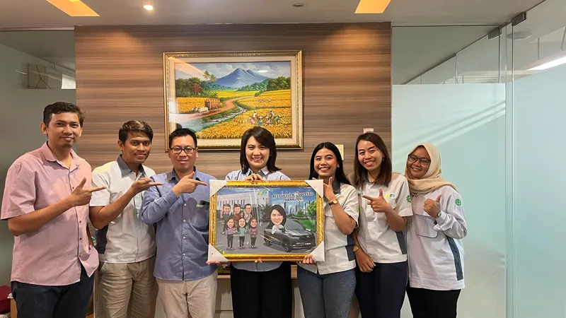 Tujuh rekan kerja berkumpul di ruang kantor memegang karikatur kelompok berbingkai.