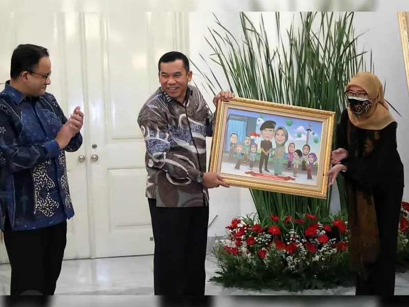 Penyerahan karikatur kelompok berbingkai antara dua pejabat di ruang kantor berhias bunga.