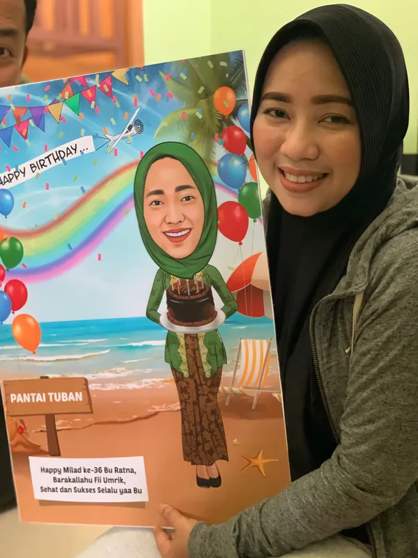 Perempuan berhijab tersenyum memegang karikatur ulang tahun bertema pantai.