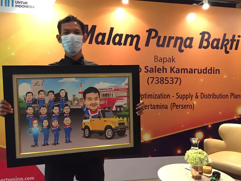Karikatur kelompok berbingkai diserahkan pada acara Malam Purna Bakti Pertamina.