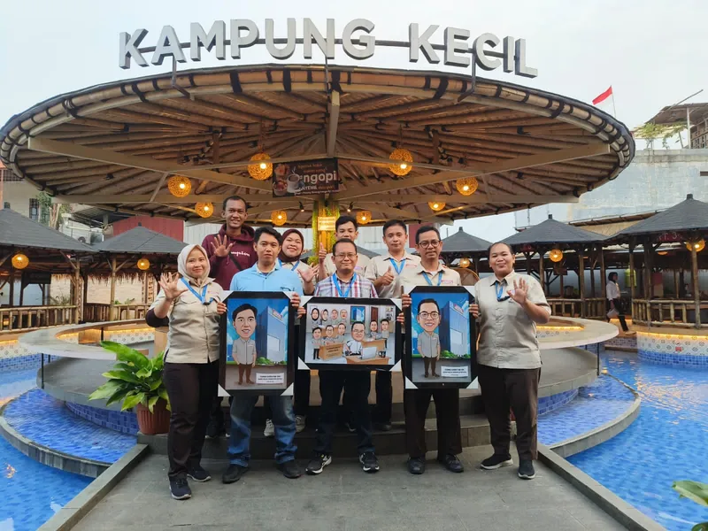 Lima orang memegang karikatur berbingkai masing-masing di area kolam sebuah resor.