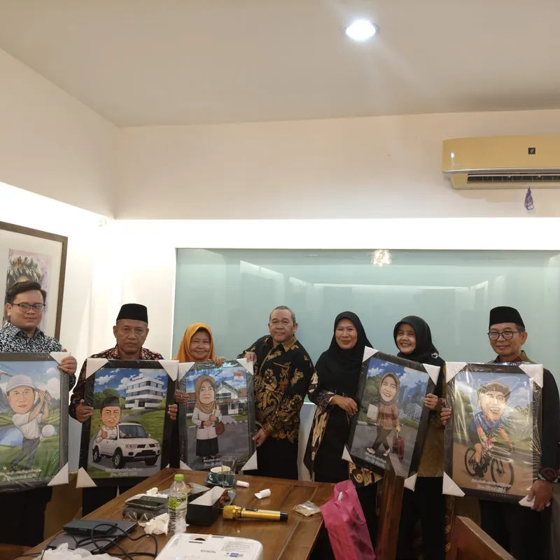 Sekelompok pria memegang beberapa karikatur berbingkai di ruang rapat.