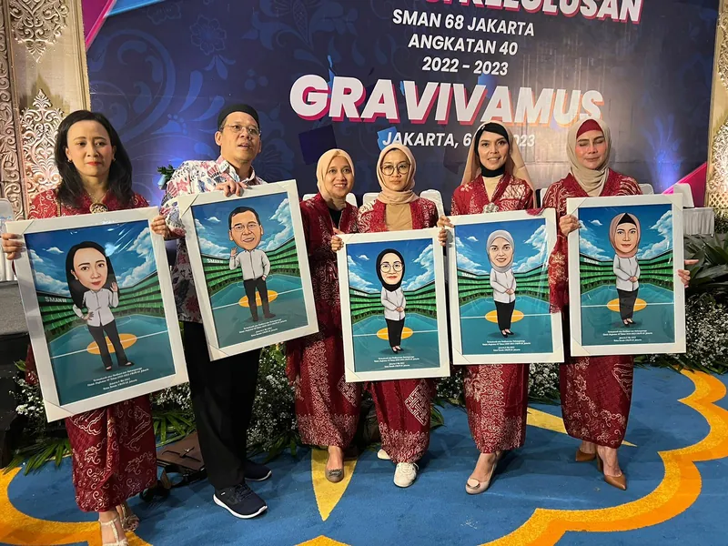 Lima perempuan berkebaya memegang karikatur wisuda berbingkai di acara kelulusan.
