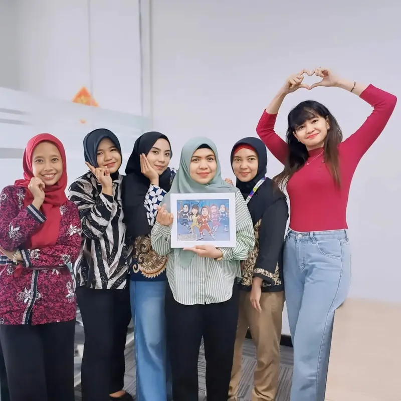 Enam perempuan berfoto bersama memegang karikatur kelompok berbingkai.