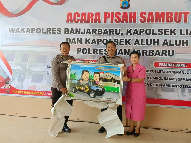 Penyerahan karikatur berbingkai pada acara pisah sambut Polres Banjarbaru.