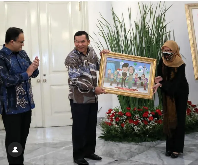Penyerahan karikatur kelompok berbingkai di ruang kantor berhias bunga.