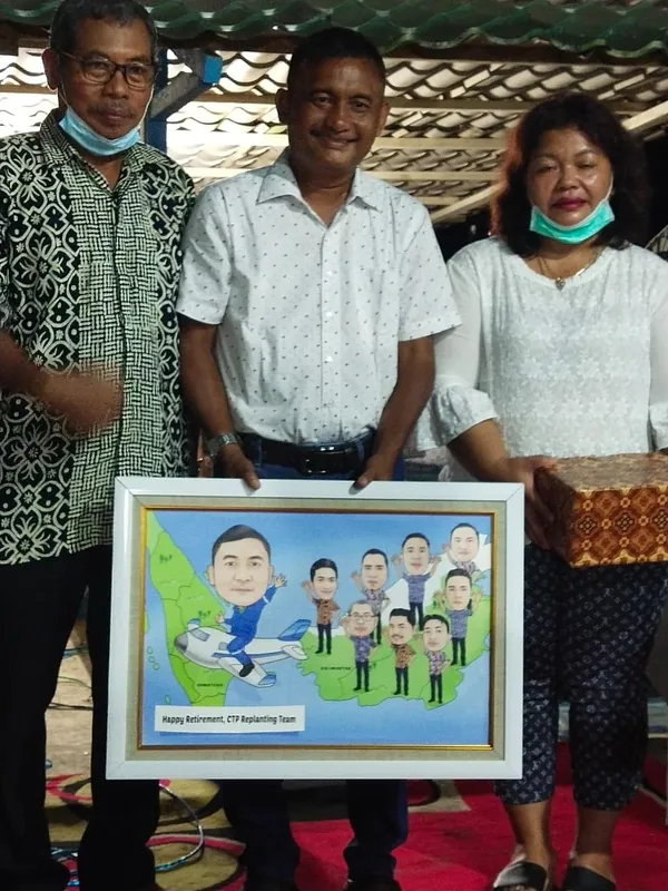 Tiga orang memegang karikatur kelompok berbingkai bertema peta Indonesia.