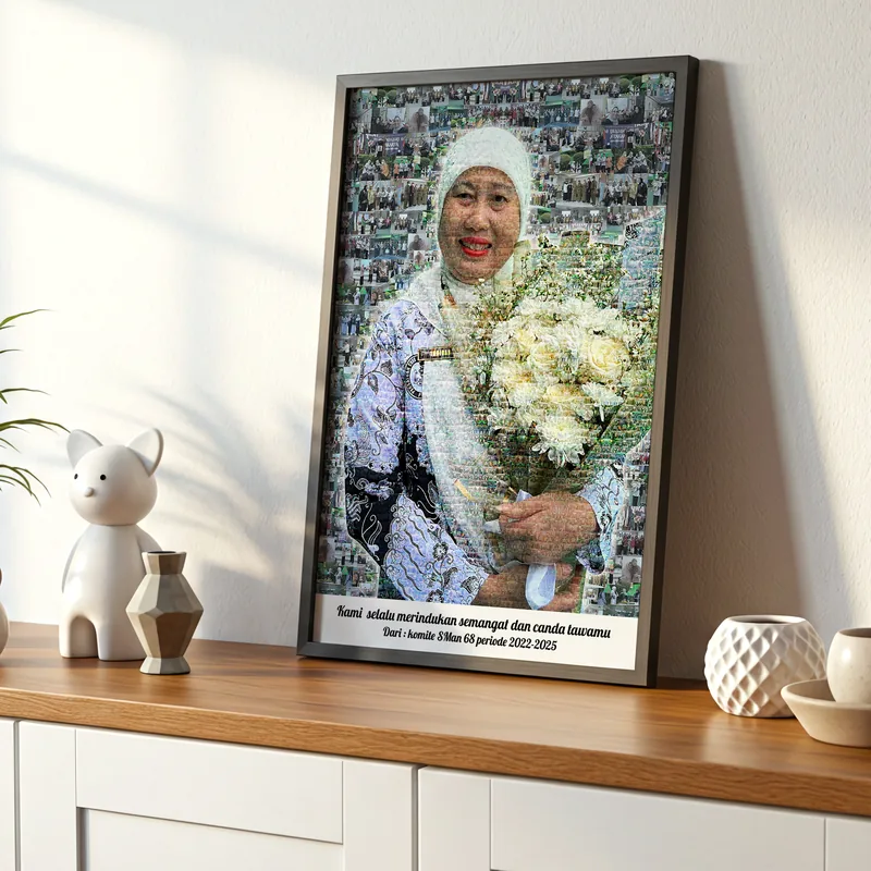 Mozaik foto berbingkai hitam menampilkan potret perempuan berhijab putih memegang buket bunga, tersusun dari ratusan foto kecil, dipajang di atas bufet kayu
